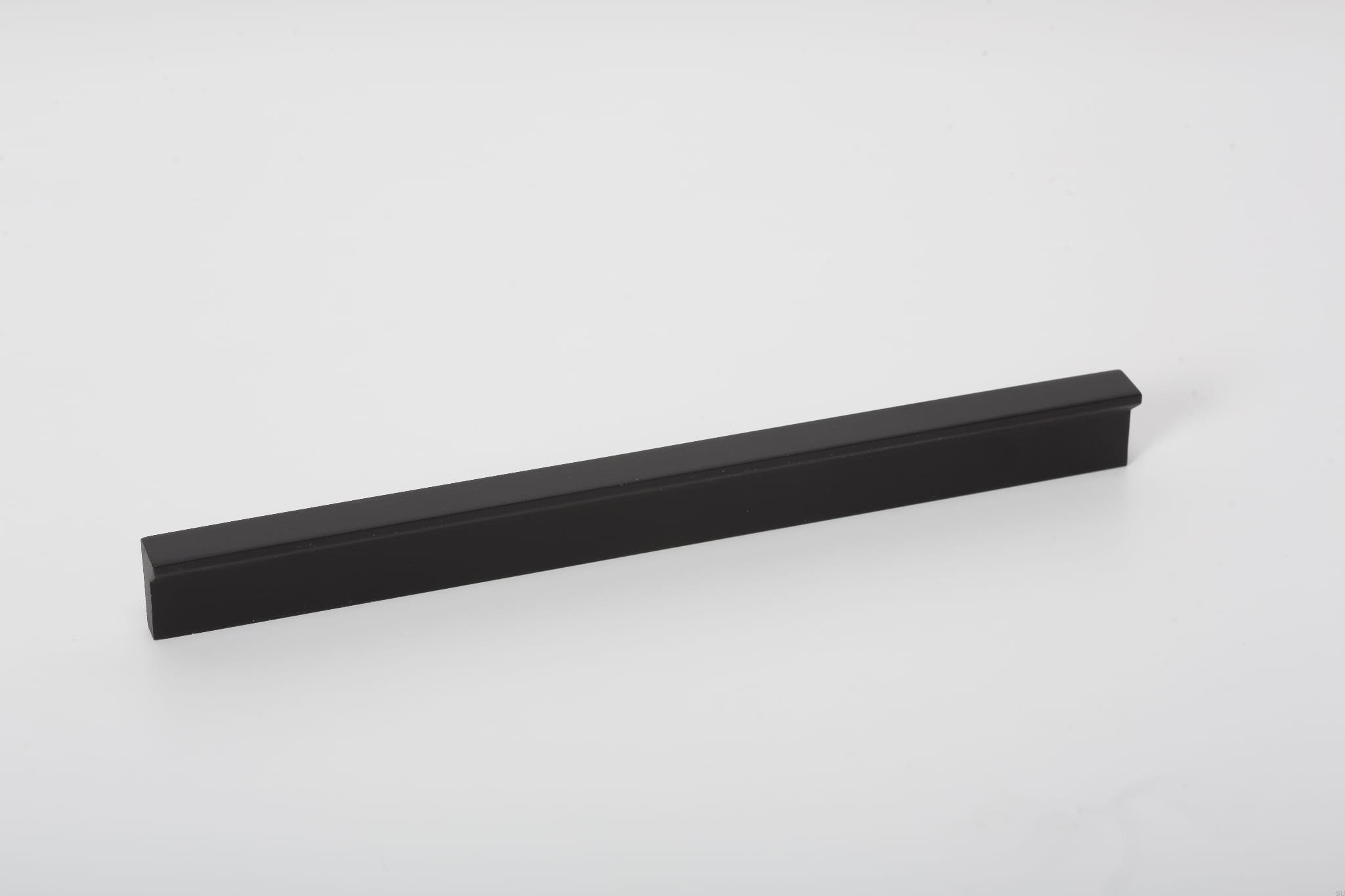 Maner pentru mobilier Angle, finisaj negru mat, L:500 mm