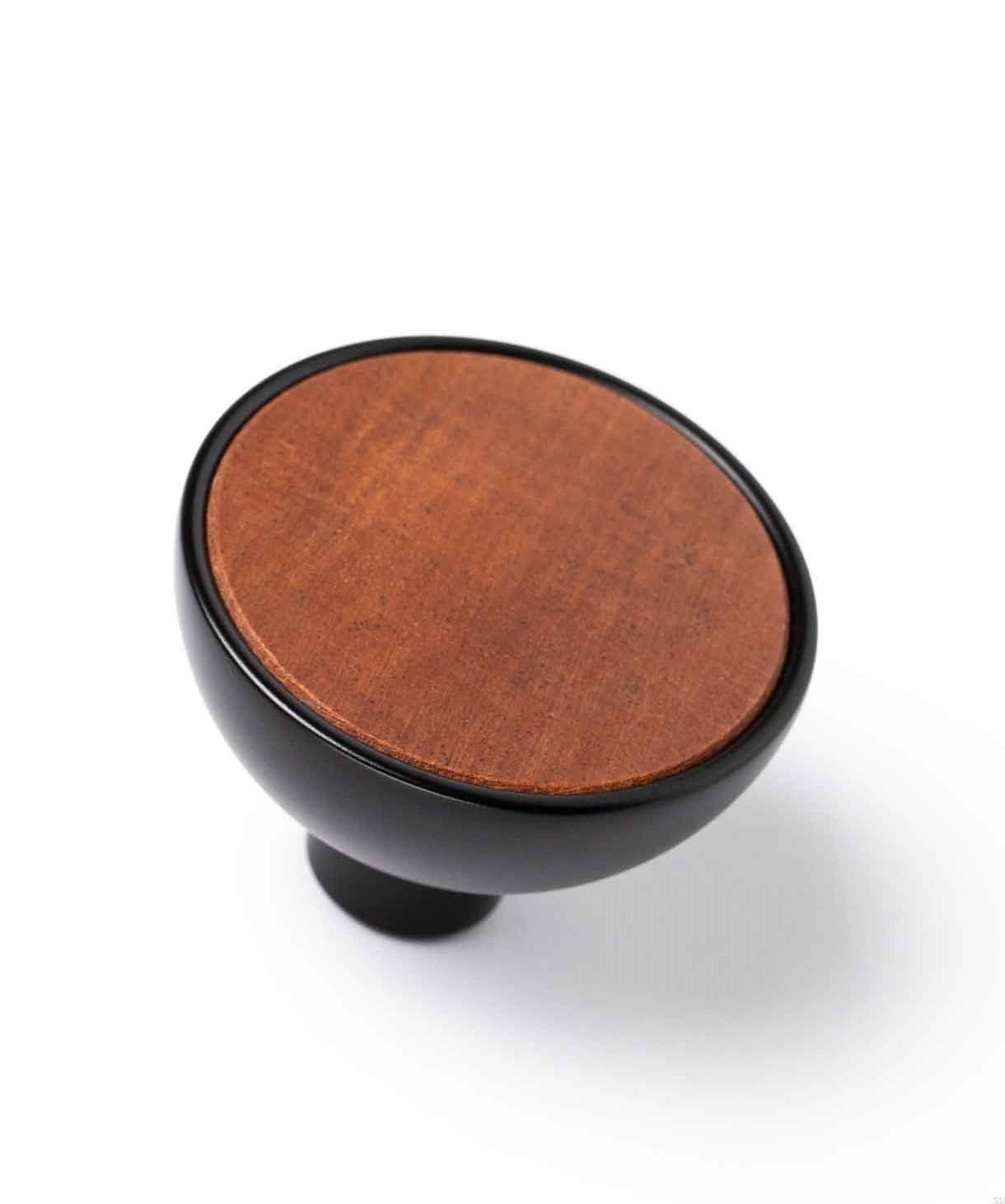 Buton pentru mobila Bol, finisaj negru mat cu lemn sapelli natur, D:45 mm
