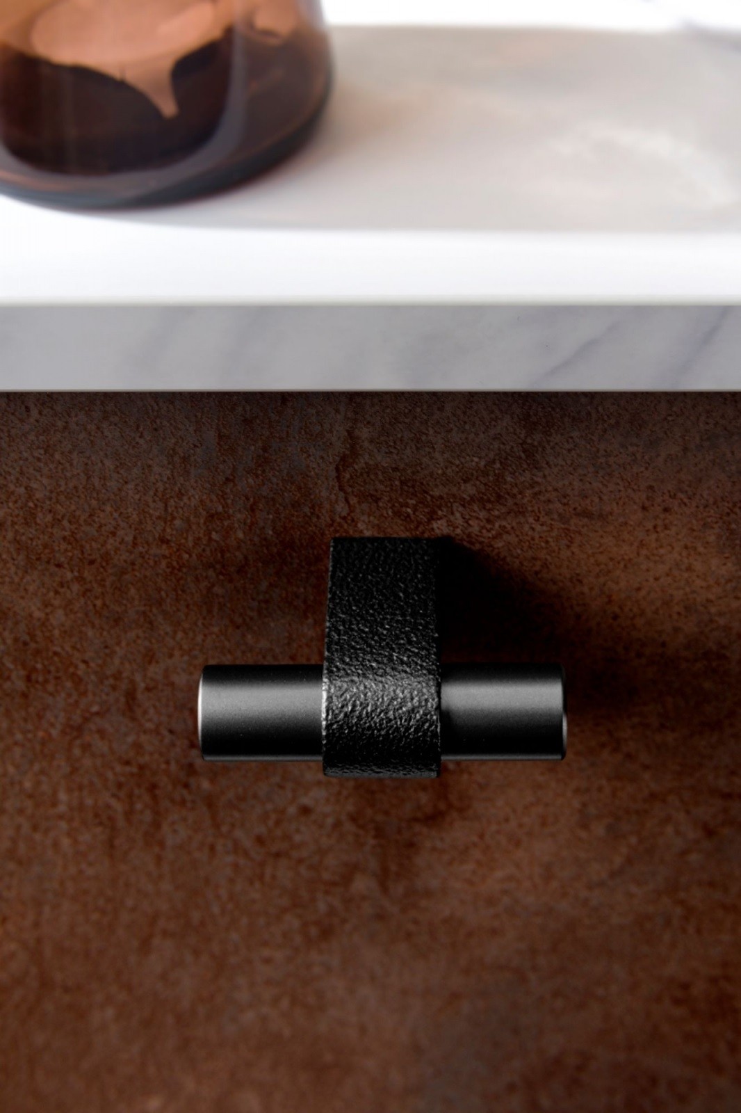 Buton pentru mobila Casey, finisaj negru lava texturat / negru mat, 60x44.3 mm