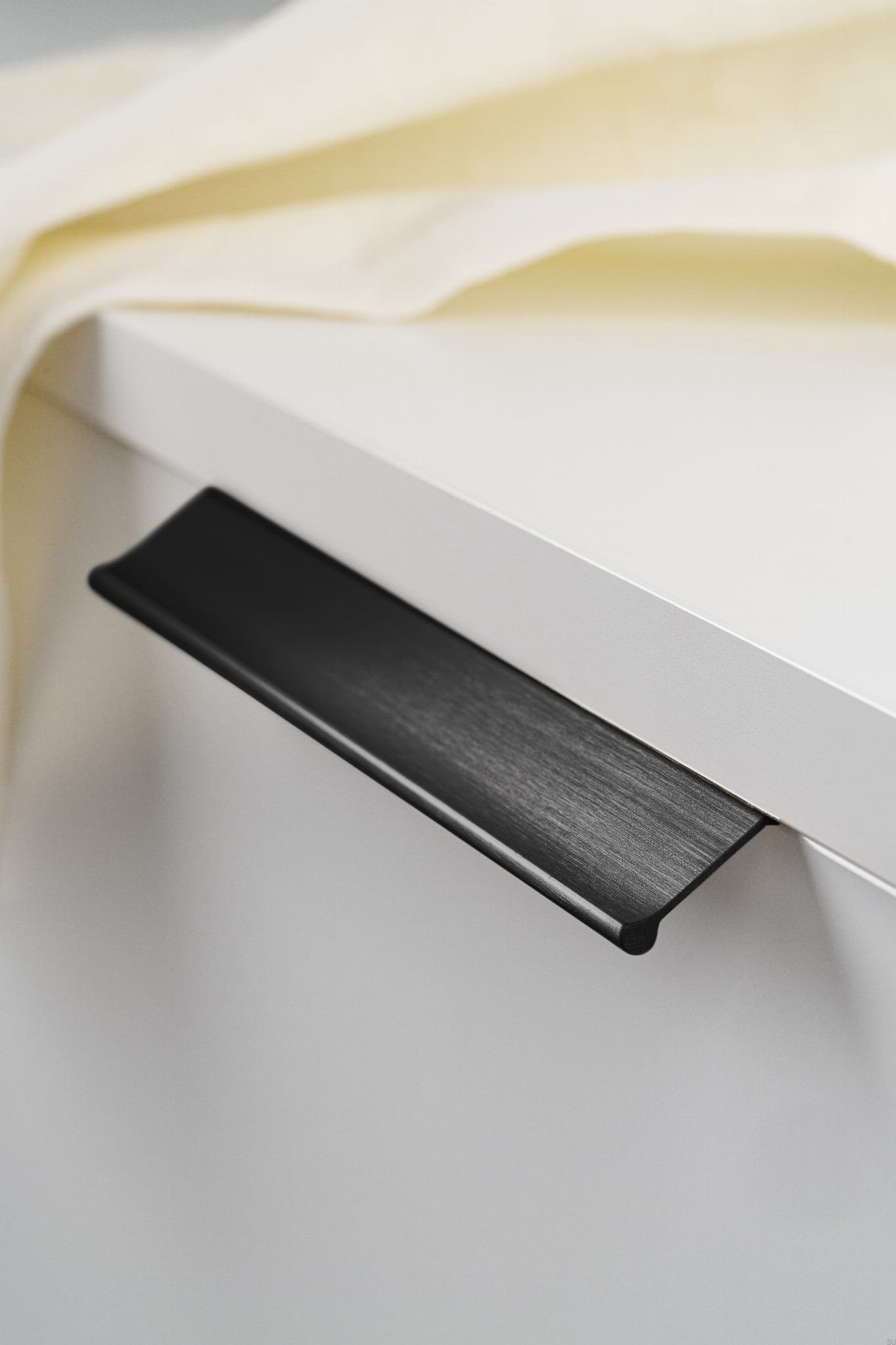 Maner pentru mobila Wing, finisaj negru periat, L:350 mm