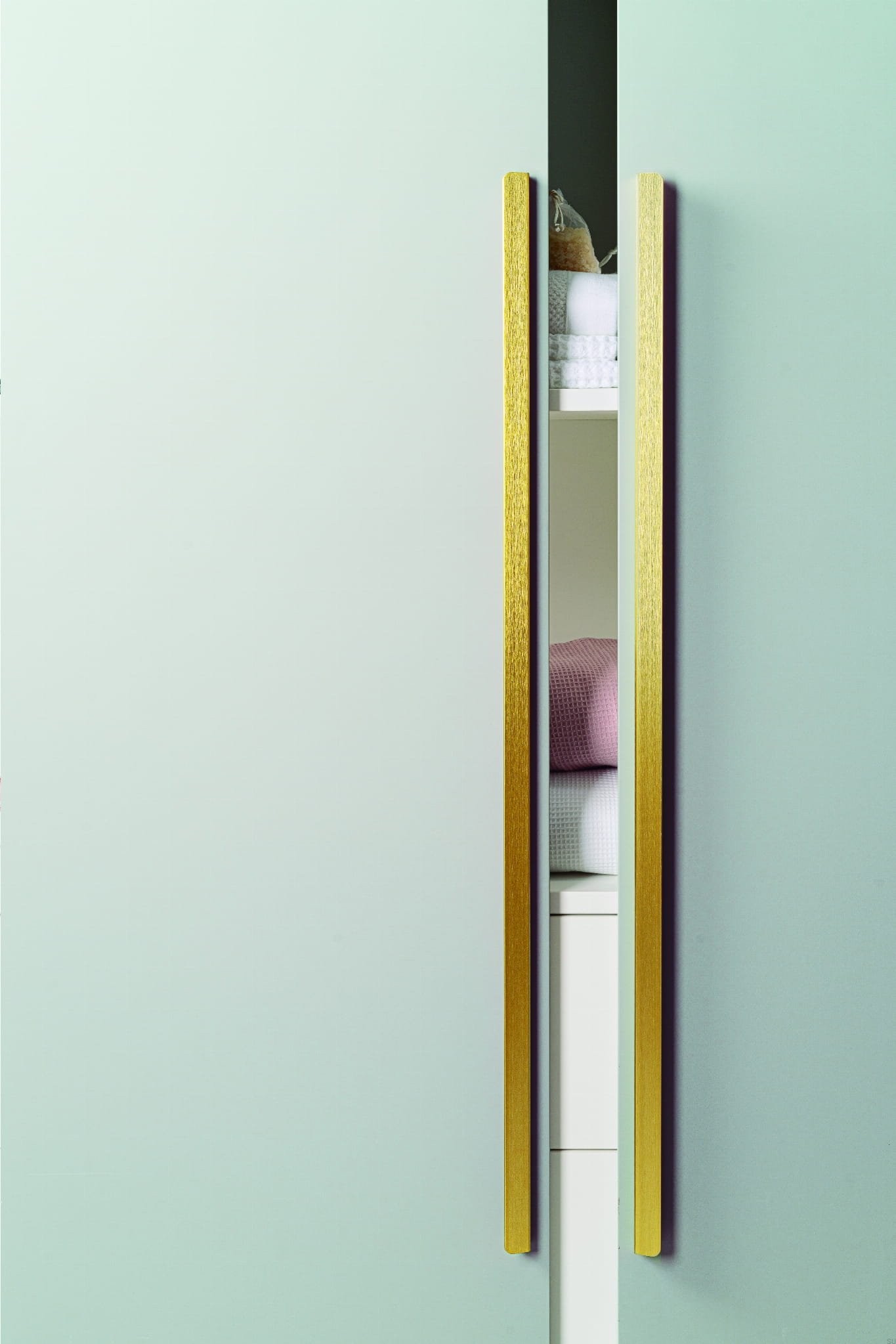 Maner pentru mobila Flapp Aluminium, finisaj alama cava periata, L:1100 mm