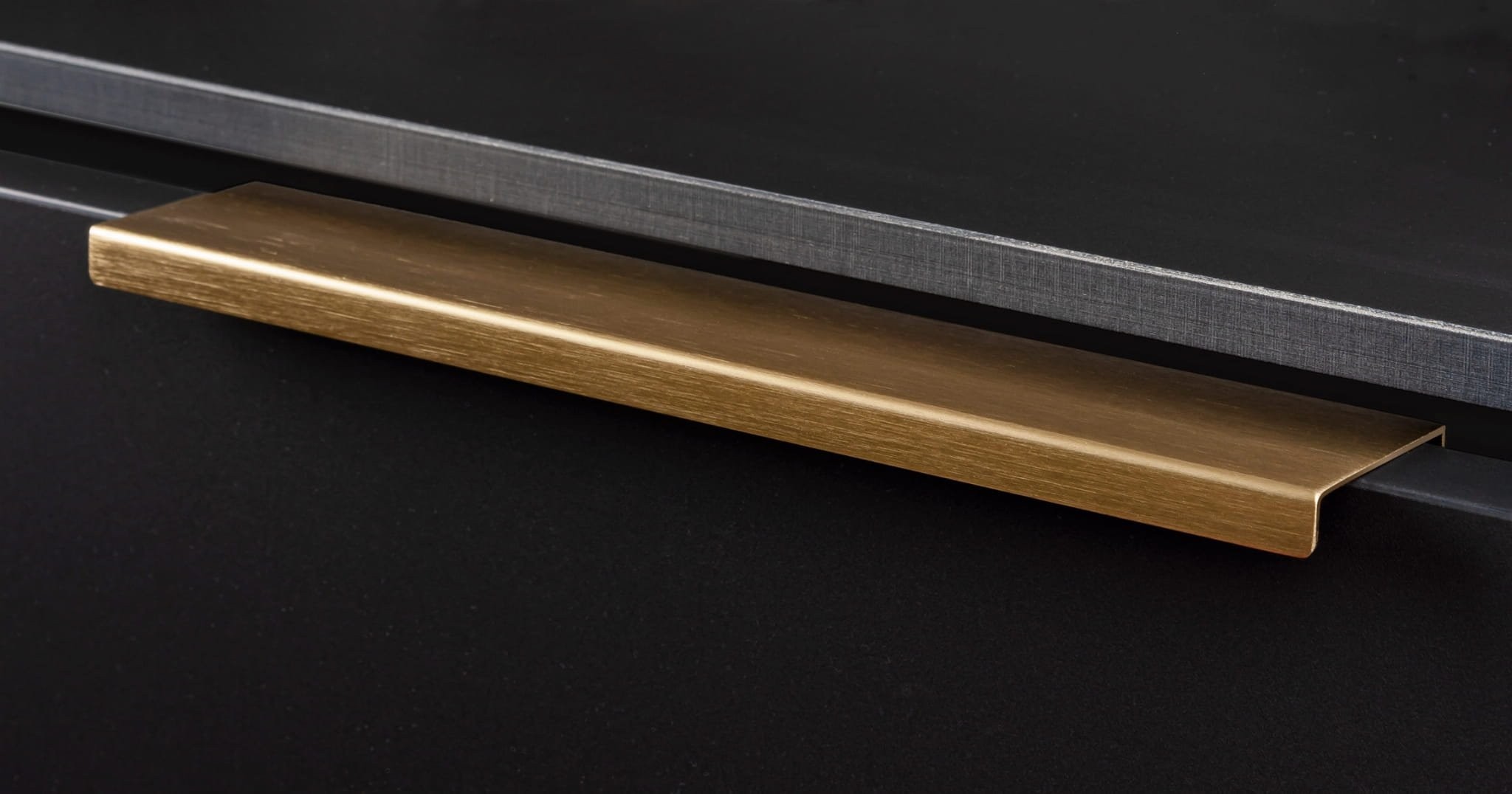 Maner pentru mobilier Way, finisaj alama shadow periata, L:1100 mm