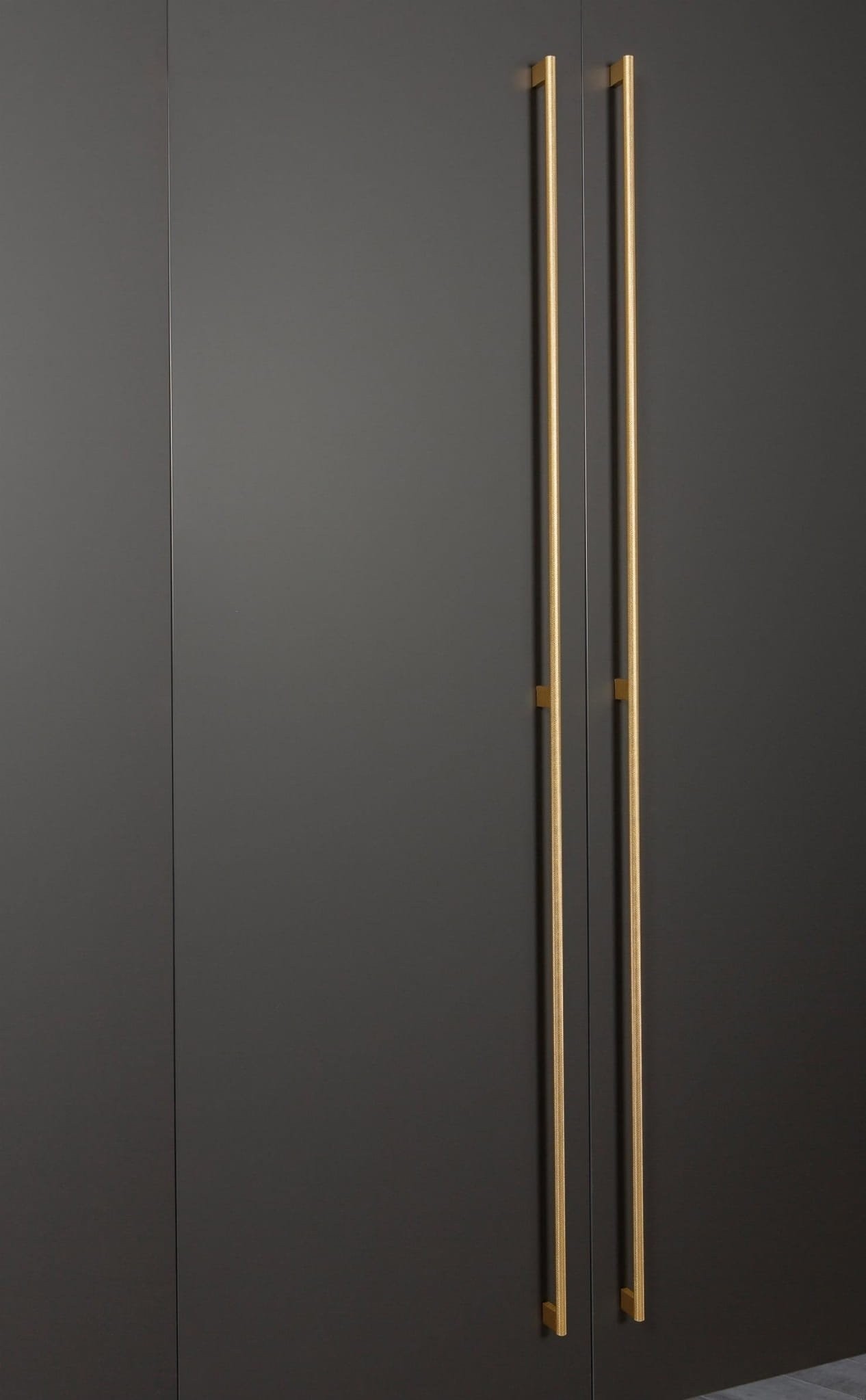 Maner pentru mobilier Graf Mini Long, finisaj alama intunecata periata, L: 1200 mm